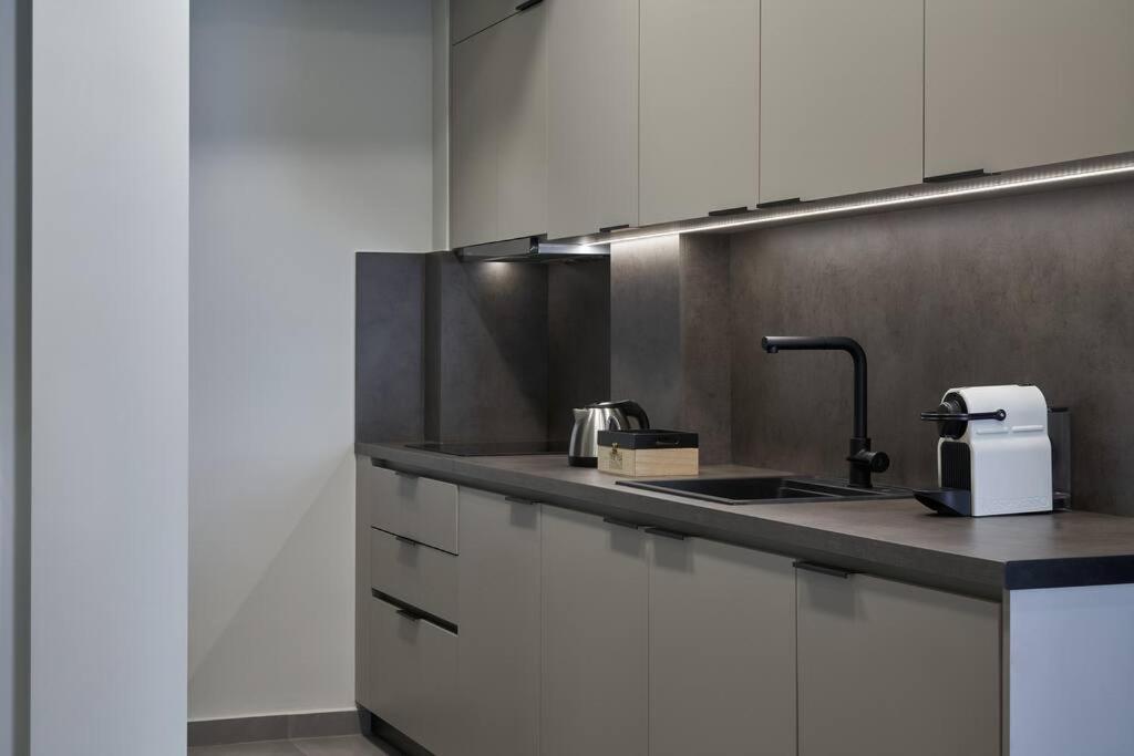 Apartamento Little Gem: Modern Urban Retreat Atenas Exterior foto