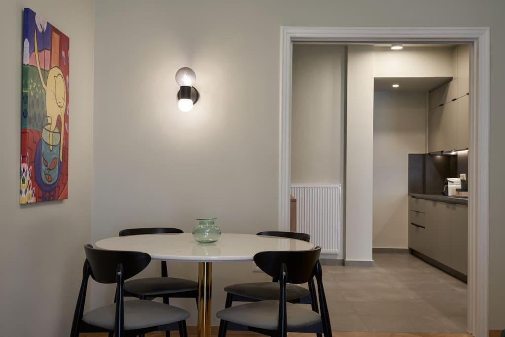 Apartamento Little Gem: Modern Urban Retreat Atenas Exterior foto
